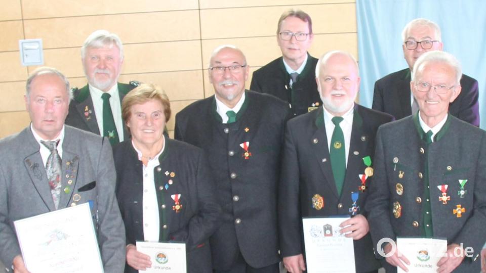 Die geehrten Funktionäre (von links): Ehrenmitglied Alfons Bräu, Dietmar Beyer von der SG Neukirchen, Vizepräsidentin Herta Zeiler, Landessportleiter Ernst Adler, Vizepräsident Christoph Kuchenreuther, Thomas Platzer, DSB-Vize Dieter Vierlbeck und Ludwig Röckl. Bild: dl