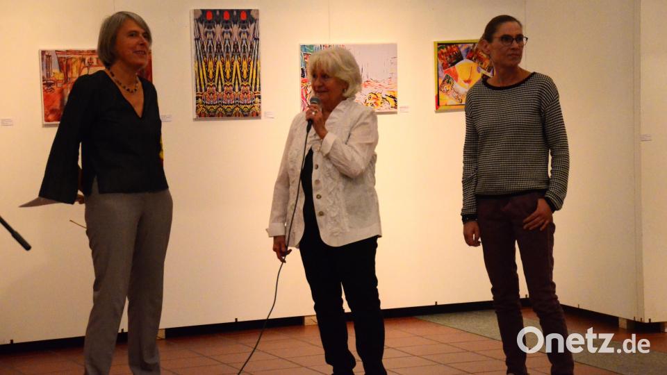 Ehrenmitglied Edith Baldauf (Mitte) und Neumitglied Petra Heimann (rechts) plaudern mit der OKV-Vorsitzenden Irene Fritz über 60 Jahre Oberpfälzer Kunstverein. Bild: Kunz
