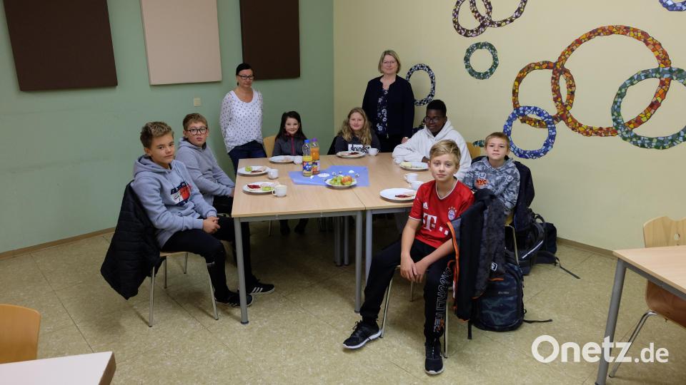 Einige Schüler, die das Schulfrühstück nutzen, zusammen mit Frühstücks-Lotsin Barbara Achammer (hinten links) und Rektorin Gisela Kastner (hinten rechts). Bild: Mittelschule Mitterteich/exb