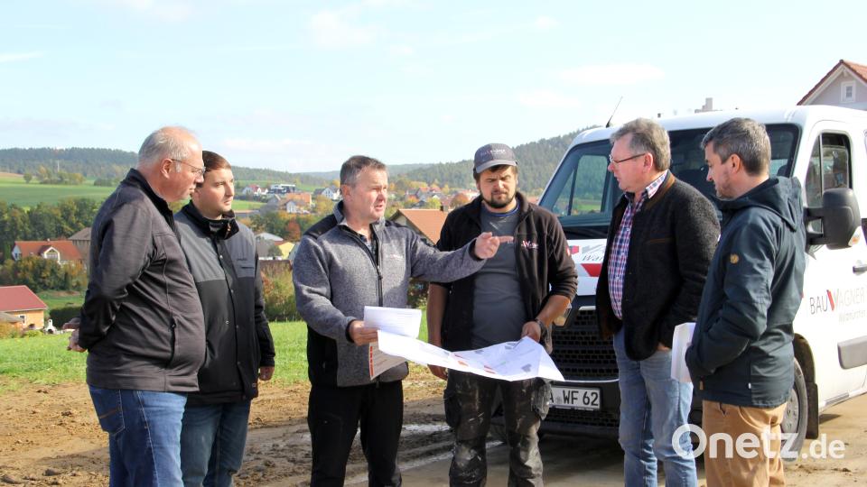 Alles im Griff: (von links) Bauunternehmer Siegfried Wagner, der Leiter des Bauamts in der Verwaltungsgemeinschaft, Benjamin Zwack, Bauleiter Andreas Lobinger, Polier Hans Fischer, Bürgermeister Martin Prey und Ingenieur Martin Dunst beim Baustellentreff. Bild: Josef Böhm