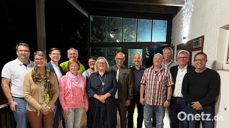 Die neu gewählte Vorstandschaft im Tennisclub Blau-Weiß (von links): Oliver Stienen, Anita Durst, Thilo Munker, Sonja Melchner, Bernhard Keck, Christine Wied, Judith Englhard, Bernhard Ertl, Alex Steger, Christian Aures, Thomas Sperber, Bürgermeister Michael Göth, Markus Binder. Bild: Tennisclub Blau-Weiß Sulzbach-Rosenberg/exb