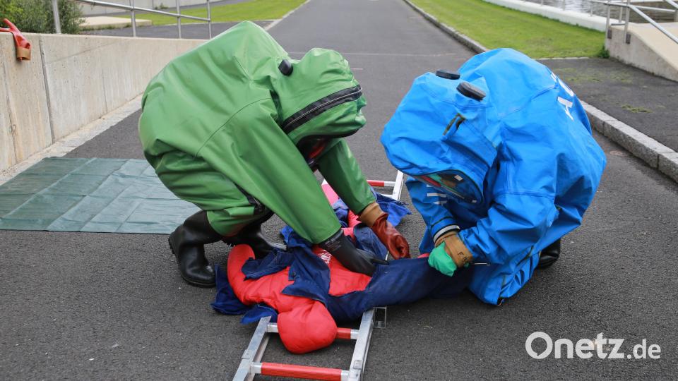 Auch das Behandeln von Verletzten im Schutzanzug war Teil der Übung. Bild: egl