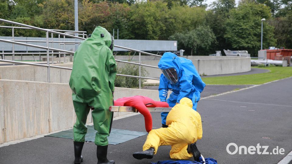 Auch das Behandeln von Verletzten im Schutzanzug war Teil der Übung. Bild: egl