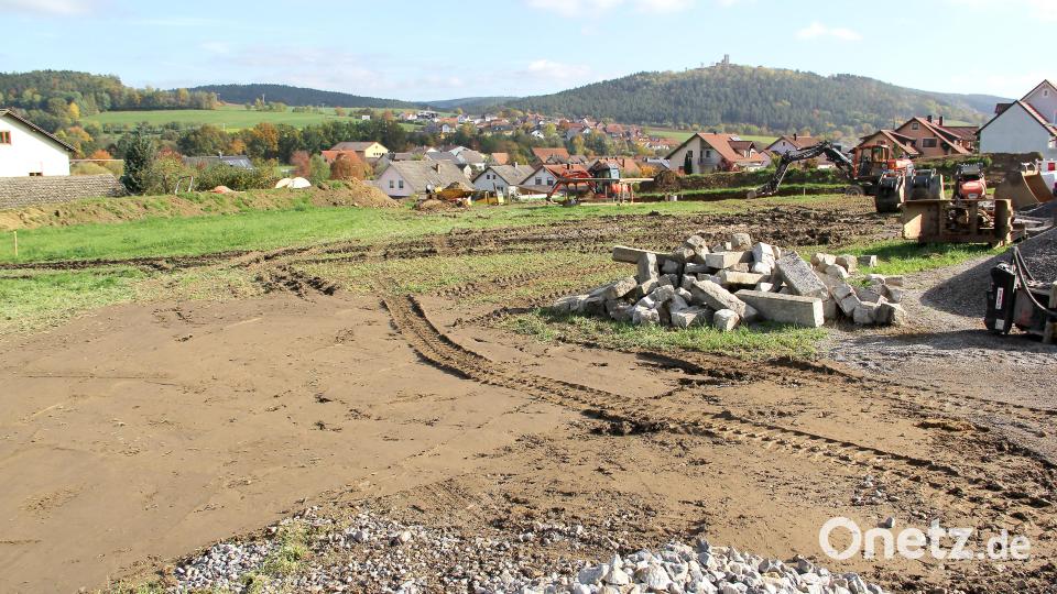 Noch beherrschen Baumaschinen, Material und Humusriegel das neue Baugebiet Am Tradl. Aber nicht mehr lange, denn Ende November soll die Maßnahme abgeschlossen sein. Bild: Josef Böhm
