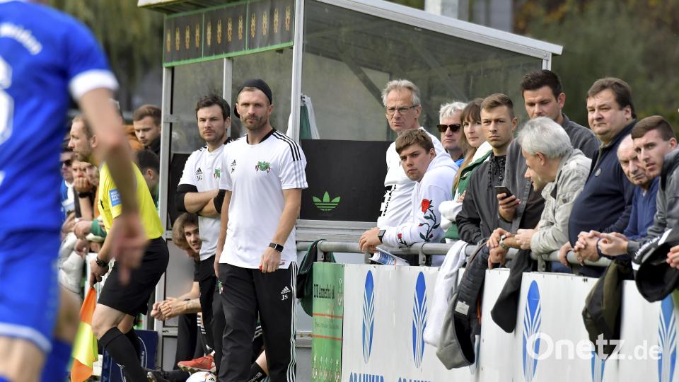 Trainer Jürgen Schmid (Mitte), Co-Trainer Johannes Geitner (links) und Torwarttrainer Willi Haller (rechts) von der DJK Ammerthal. Bild: Hubert Ziegler