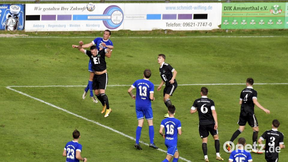 Weiden drängte in der zweiten Halbzeit auf den Ausgleichstreffer, doch die Ammerthaler, wie hier Mergim Bajrami (vorne) von der DJK Ammerthal im Kopfballduell mit Felix Behnke (hinten) von der SpVgg SV Weiden, leisteten im eigenen Strafraum gute Abwehrarbeit. Bild: Hubert Ziegler