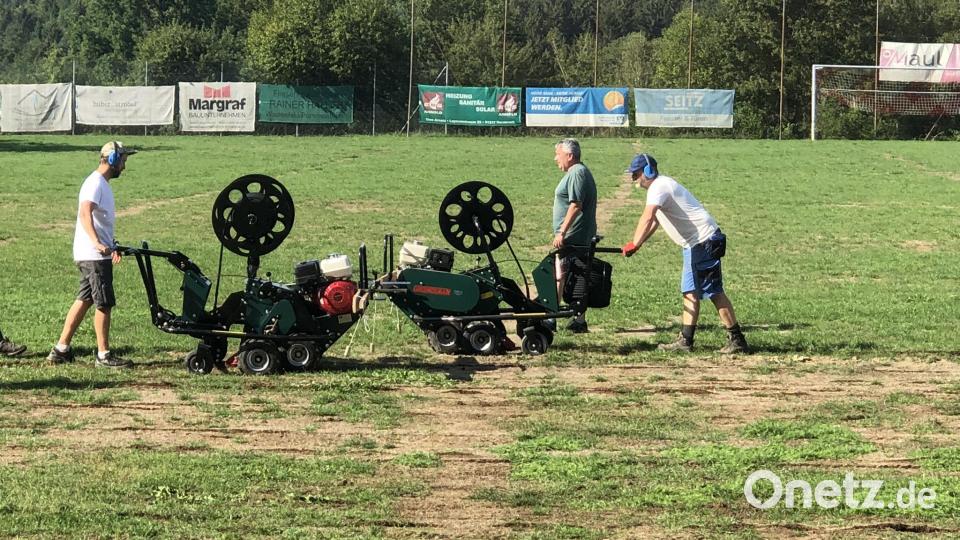 550 Arbeitsstunden leisteten die Ehrenamtlichen – zum Beispiel wie hier für die Verlegung der Schläuche. Bild: Hans Deckers/exb