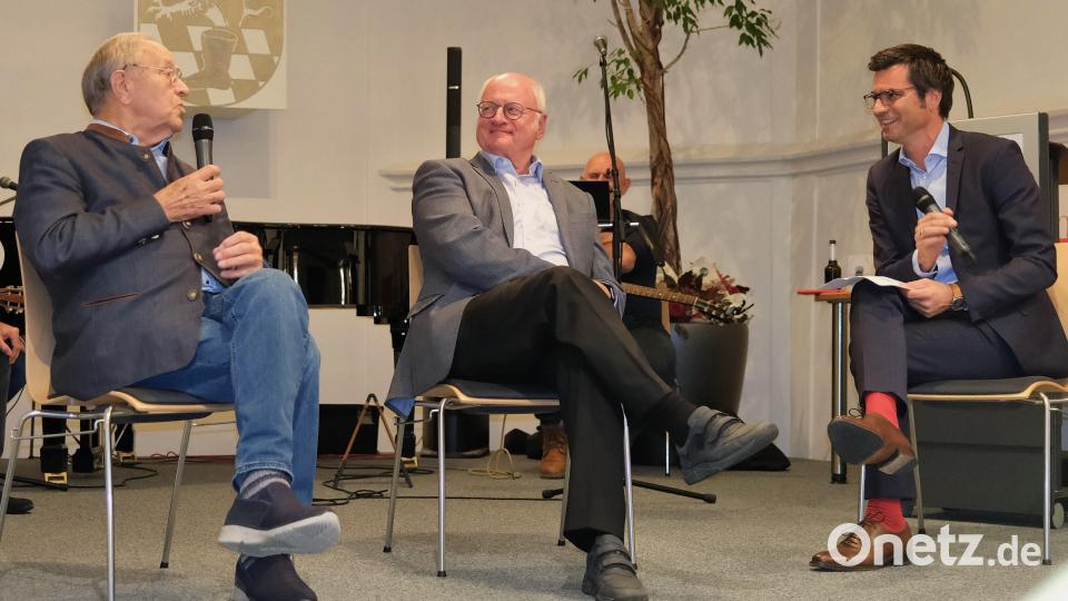 In lockerer Runde plauderte Moderator Michael Hitzek (rechts) mit den Altlandräten Hans Schuierer (links) und Volker Liedtke (Mitte) über 50 Jahre SPD-Politik im Landkreis Schwandorf. Bild: Hirsch