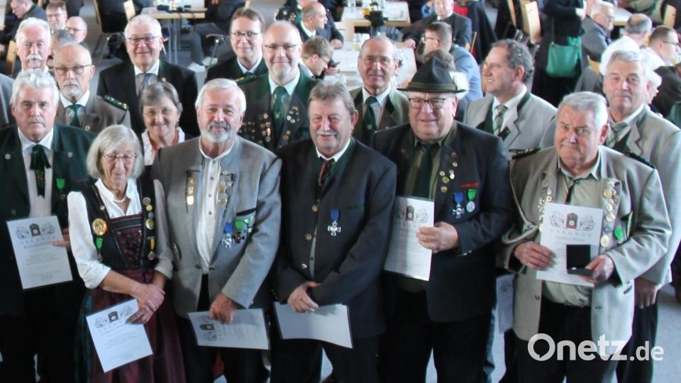 Beim Delegiertentag wurden auch Andreas Pickel, Johann Lindl (vorne von rechts) und Peter Friedl (Vierter von rechts) mit dem DSB-Ehrenkreuz in Silber geehrt. Bild: dl