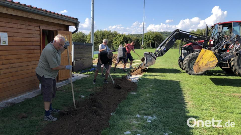 550 Arbeitsstunden haben die ehrenamtlichen Helfer geleistet, um die neuen Bewässerungsschläuche unterirdisch zu verlegen. Bild: Hans Deckers/exb