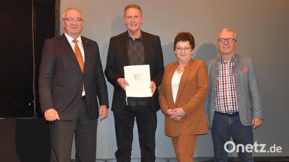 Hobbyfotograf Robert Christ (Zweiter von links) bei der Verleihung des Oberpfälzer Kulturspreises mit Bezirkstagspräsident Franz Löffler (links), Bezirksrätin Brigitte Scharf und Bezirksrat Toni Dutz. Bild: Isabelle Lemberger/exb