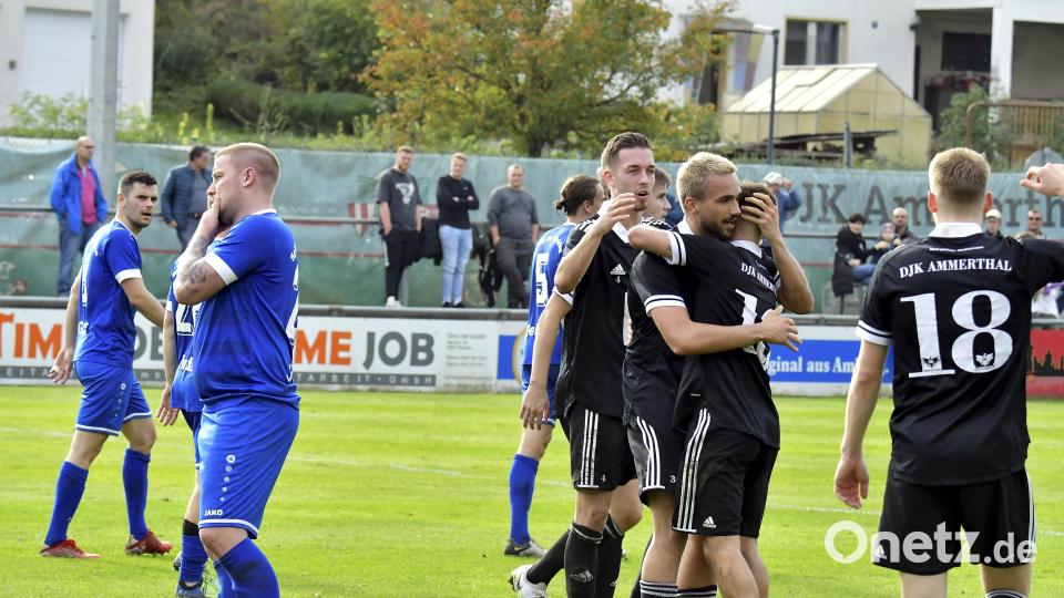 Der Ammerthaler Doppeltorschütze Kenan Muslimovic (Dritter von rechts) bejubelt mit Andre Karzmarczyk, Tim Sulmer und Fabian Helleder (von rechts) seinem Ausgleichstreffer. Kapitän Stefan Graf, Michael Jonczy und Felix Behnke (von links) von der SpVgg SV Weiden sind enttäuscht. Bild: Hubert Ziegler