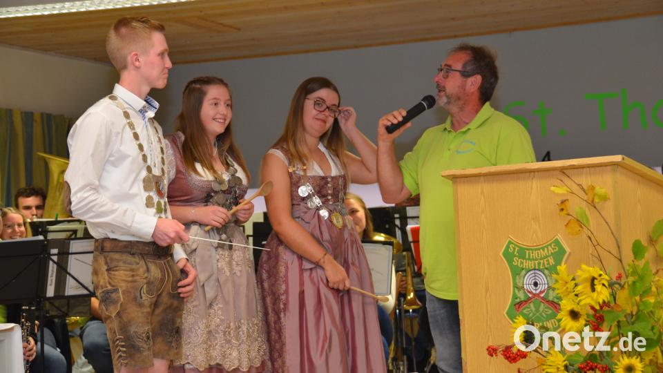 Kapellmeister Josef Wolfrath (rechts) gibt letzte Instruktionen für die drei Geehrten Andreas Bäumler (Bayerischer Meister), Sabine Beierl (Gaujugendkönigin und Bayerische Vizemeisterin) und Sabine Humbs (Gauliesl) (von links) die anschließend den Reichswehrmarsch dirigieren durften. Bild: dob