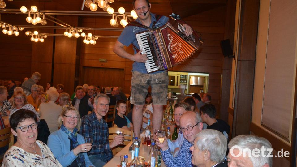 Alleinunterhalter Simon Strohmaier brachte die Besucher des Weinabend des „Omnis“ von Anfang an in Stimmung. Bild: jr