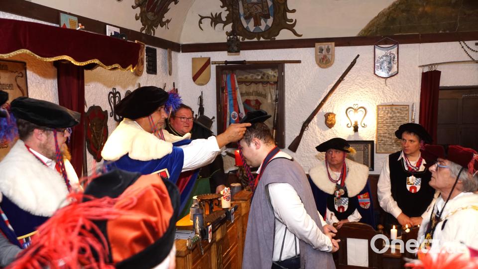 Großmeyster Werner von Podwils setzt Knappe Peter das Barett auf. Rechts der Hochmeyster Konrad von Winterstetten. Bild: bkr