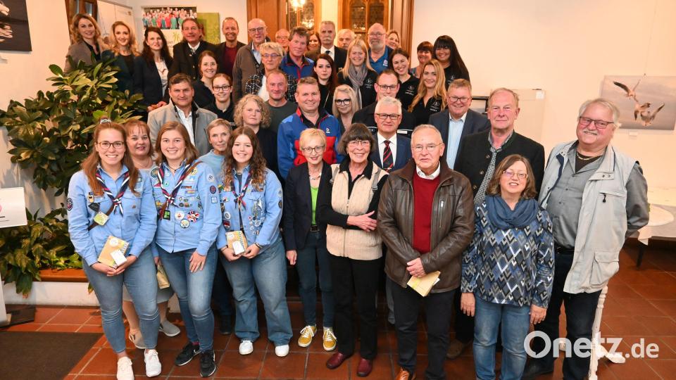 Viele glückliche Gesichter gab es bei der Verleihung der Ehrenamtskarte an engagierte Amberger durch Oberbürgermeister Michael Cerny (vorne, links). Bild: Thomas Graml, Stadt Amberg/exb