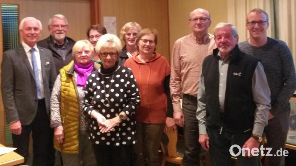 Bürgermeister Peter König (von links) gratulierte dem neuen Vorstand der FGV-Ortsgruppe Neusorg mit Karl Lenhard, Cordula Philipp, Elisabeth Christen, Helga Schinner, Christine Dux, Irmgard Weiß, Joachim Weiß, Ulrich Anders und Bastian Roth. Bild: öt