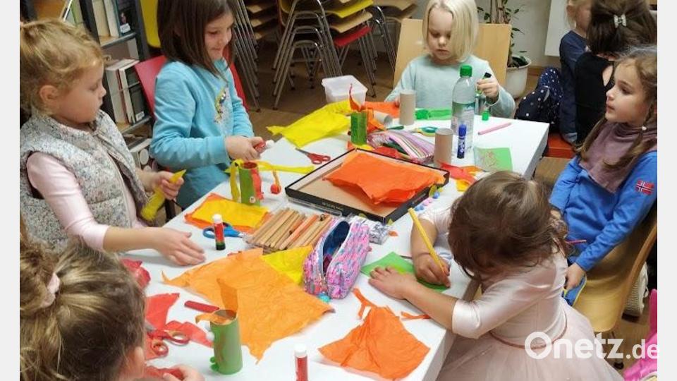 Beim Basteln der Drachen haben die Kinder großen Spaß. Bild: Bücherei Parkstein/exb