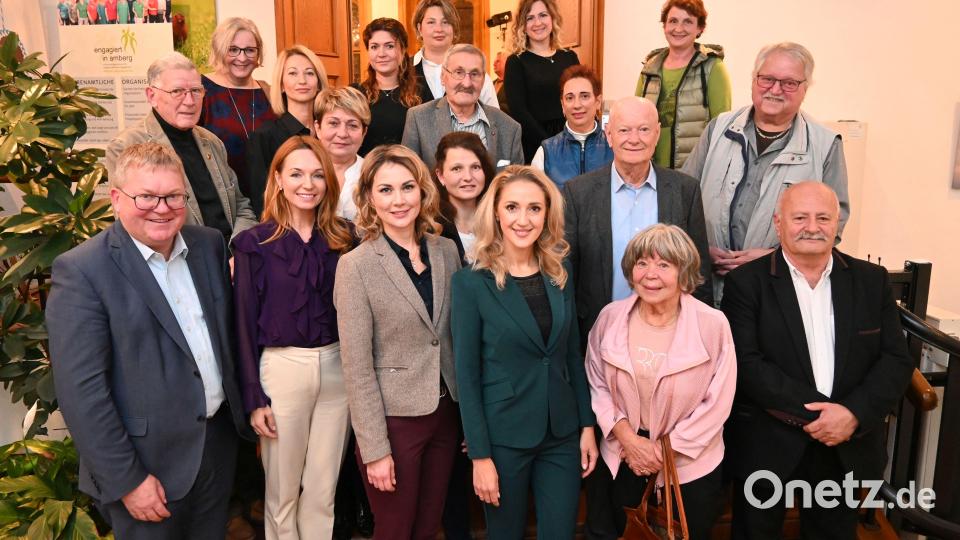 Oberbürgermeister Michael Cerny (vorne, links) dankte den vielen Helfern der Freiwilligenagentur um Leiterin Elisabeth Triller (vorne, Dritte von rechts). Bild: Thomas Graml, Stadt Amberg/exb