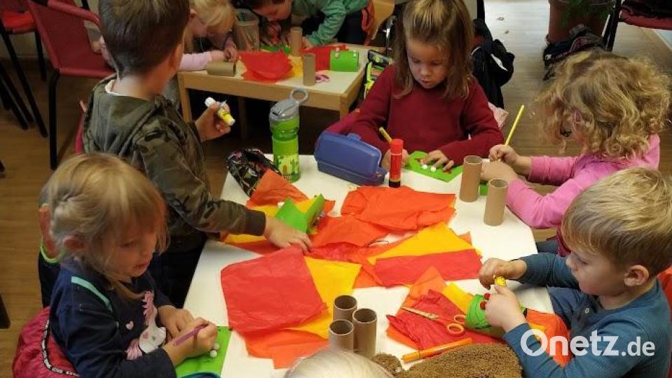 Beim Basteln der Drachen haben die Kinder großen Spaß. Bild: Bücherei Parkstein/exb