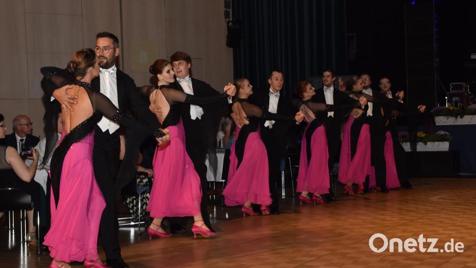 Auftritt für die Tanzschule Höllriegl. Bild: hcz