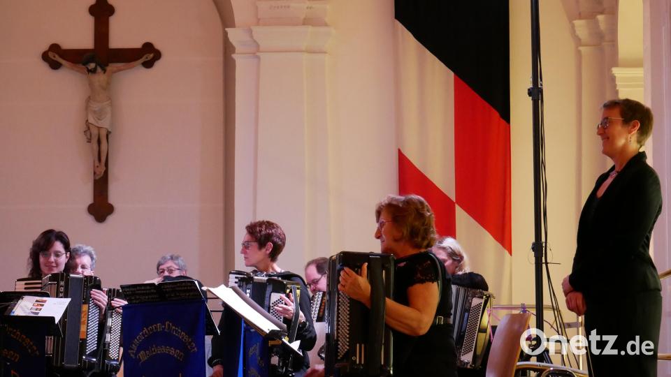 Die ihre Aufgabe sehr engagiert und mit vollem Körpereinsatz wahrnehmende Dirigentin Dr. Silke Polata (rechts im Bild stehend) bedankte sich zum Abschluss sowohl beim Orchester als auch bei der Vorstandschaft und dem Moderator für die zuverlässige Mitarbeit und Unterstützung. Bild: hmr
