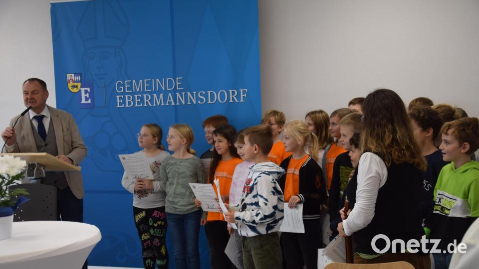 Die Einweihungsfeier für die Offene Ganztagesbetreuung in Ebermannsdorf gestaltet der Chor der Grundschule. Bürgermeister Erich Meidinger (links) spricht von funktional überzeugenden Räumen. Bild: bö