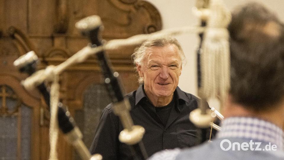 Chorleiter Reinhold Seiz gab sein Amt nach 39 Jahren an seine Schwester Marion Elling sowie das Chormitglied Maren Gleixner ab. Bild: Michael Birkhan/exb