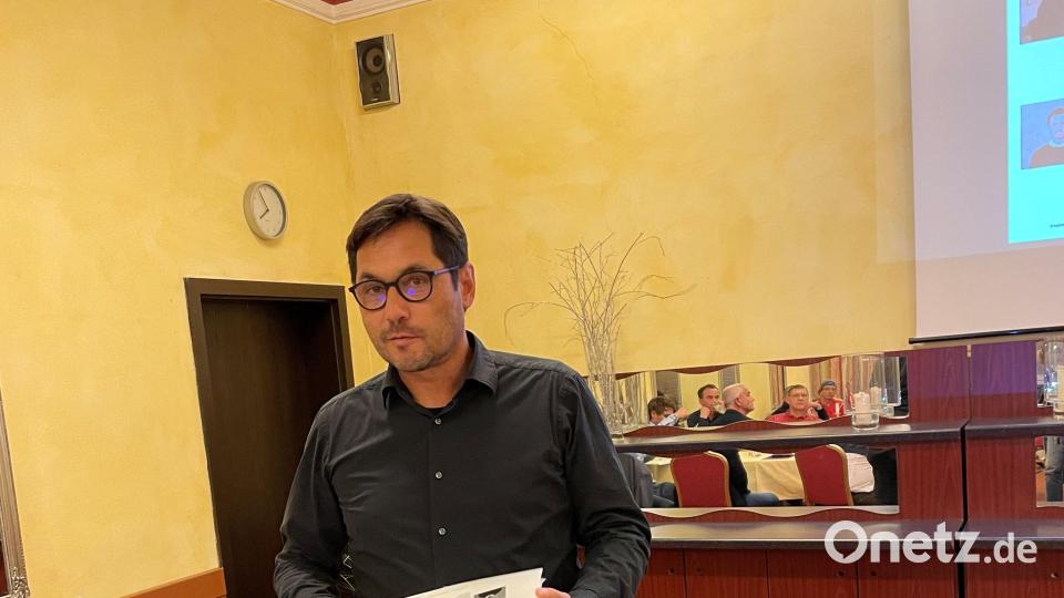 Architekt Peter Hilgarth erläuterte die Pläne für die neue Tennishalle. Bild: fphs