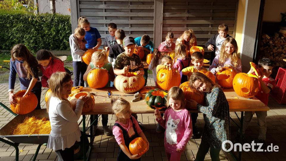Kinder fertigten Herbst- oder Halloween-Kürbisse mit großer Begeisterung unter Leitung des Bücherei- und Vorlese-Teams der Bücherei sowie der Eltern und Christian Landgraf. Bild: gi
