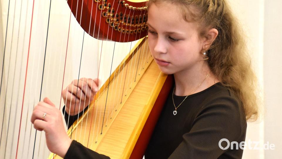 Applaus, der nicht mehr aufhören wollte, bekam die elfjährige Juliane Wölfl für ihr zauberhaftes und sehr professionelles Harfenspiel. Bild: ubb