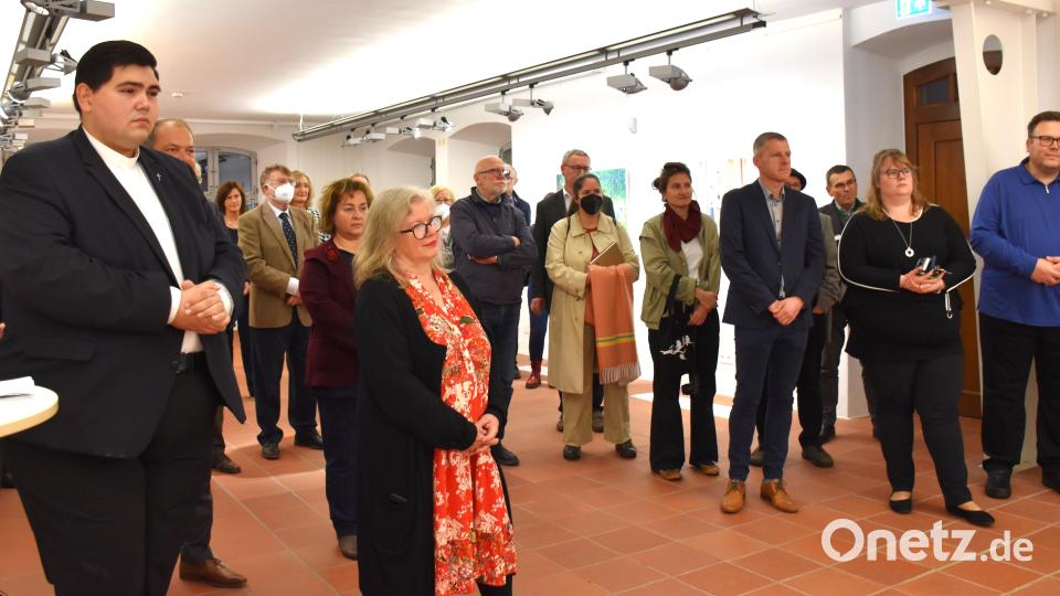 Viele Ehrengäste nahmen an der Vernissage teil. Bild: ubb