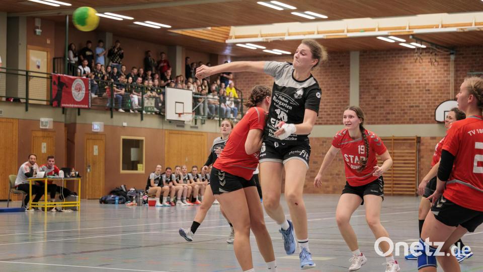 Tina Lottner (Mitte) war wieder mal die erfolgreichste Torschützin für den HV Oberviechtach. Bild: gud