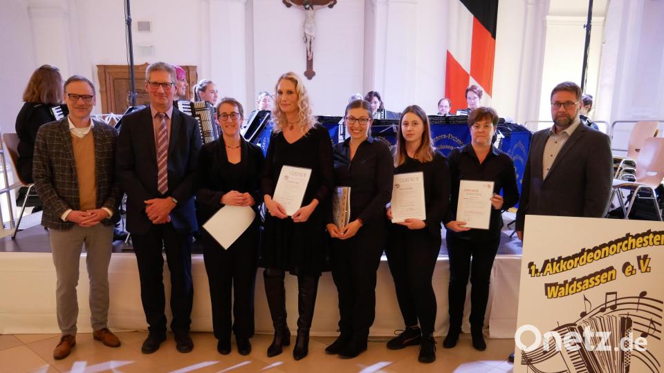 Einige Mitglieder des Akkordeonorchesters wurden für ihre langjährige Tätigkeit ausgezeichnet. Im Bild von links Erster Bürgermeister Bernd Sommer, Vorsitzender Oskar Bindl, Dirigentin Dr. Silke Polata, Barbara Lugert, Katharina Mois, Lea Schmidt, Andrea Reinkraut und Bezirksvorsitzender Enrico Popp vom Deutschen Harmonikaverband e.V. Bild: hmr