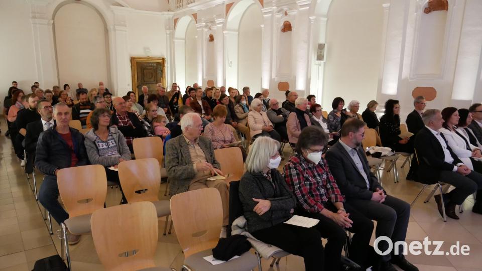 In einer nahezu vollbesetzten Klosteraula präsentierte das 1. Akkordeonorchester Waldsassen e.V. sein traditionelles Herbstkonzert mit einem hochwertigen und abwechslungsreichen Programm. Bild: hmr