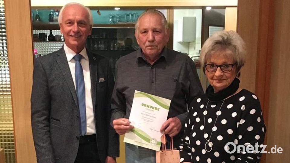 Bürgermeister Peter König (von links) mit Werner Röss und Vorsitzender Helga Schinner. Bild: öt