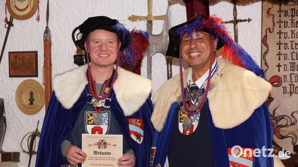 Großmeyster Werner von Podewils (rechts) hob Florian von Rosenburg zum Komtur. Bild: bkr
