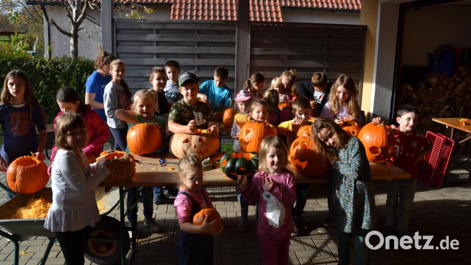Kinder fertigten Herbst- oder Halloween-Kürbisse mit großer Begeisterung unter Leitung des Bücherei- und Vorlese-Teams der Bücherei sowie der Eltern und Christian Landgraf. Bild: gi
