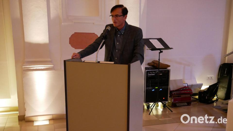Mit humorvollen Beiträgen und erläuternden Worten zu den Musikstücken und zum Orchester führte Dr. Norbert Kotzbauer in bewährter Weise durch das Programm. Bild: hmr