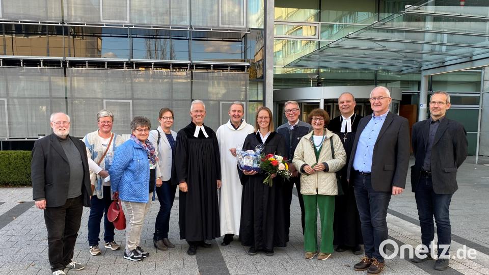 Bei einem feierlichen Gottesdienst wird Doris Kick (Sechste von rechts) in ihr neues Amt als evangelische Seelsorgerin am Klinikum Weiden eingeführt. Bild: Michael Reindl/exb
