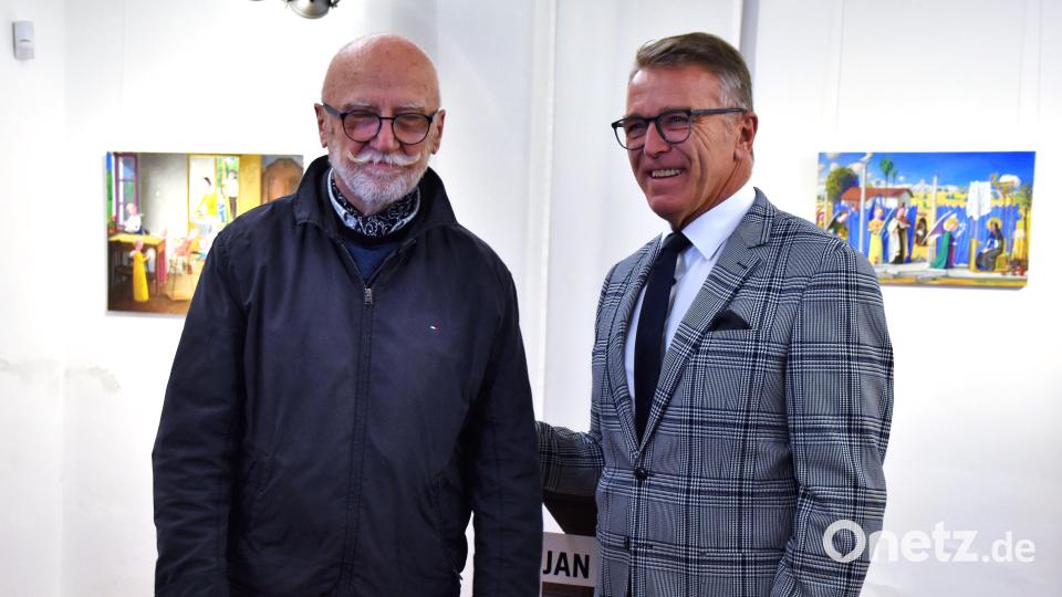 Maler Jan Knap und Bürgermeister Franz Stahl (rechts) eröffneten nach den Reden gemeinsam die Ausstellung. Bild: ubb