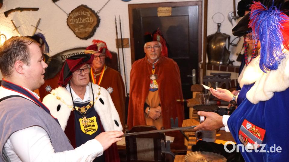 Knappe Peter (links) wird zum Junker ernannt. Rechts neben ihm sein Leibritter der Hochmeyster der Deutschen Ordensbünde. Bild: bkr