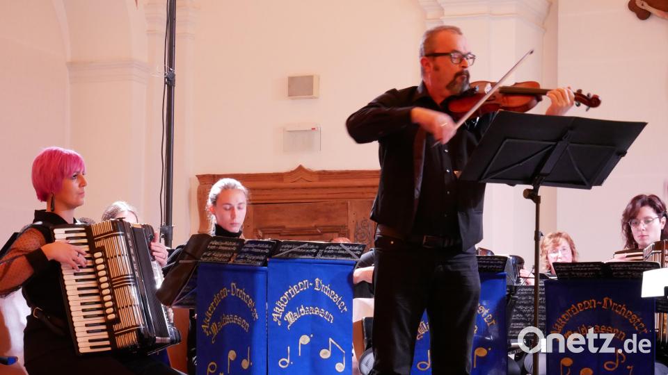 Gastmusiker Nicolaus Dick unterstützte das Akkordeonorchester mit der Violine beim „Menuett und Badinerie aus der Orchestersuite h-Moll“ von J.S. Bach. Bild: hmr