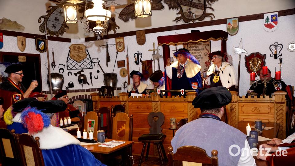 Ein Willkommenstrunk auf das niederbayerische Fähnlein. Ihr Großmeyster, links stehend, und am Hochsitz v.l.: Zermoniar Florian von Rosenburg (Florian Frank), Kanzelarius Sebastian von Reichenbach-Goschütz (Sebastian Wolf), Großmeyster Werner von Podewils (Werner Ponnath), Hochmeyster Konrad von Winterstetten (Kurt Fischbach) und hinter der Kerze versteckt Prior der ritterlichen Kirche Friedrich von Waldershof (Sven Grillmeier). Bild: bkr