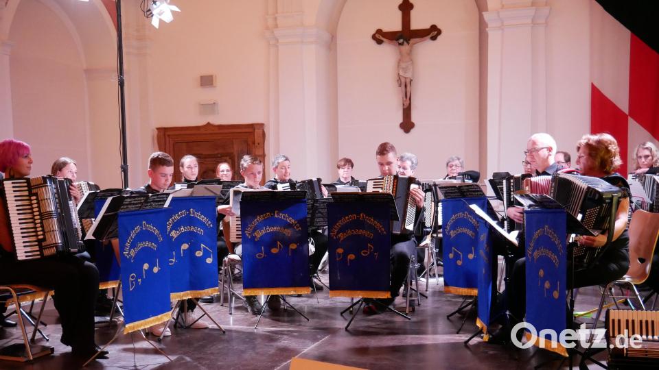Mit Unterstützung durch den musikalischen Nachwuchs folgte die „Primavera Ouvertüre“, ehe ein älterer und vier junge, vom Moderator als „Akkordeonboys“ bezeichnete Musiker, das Stück „An der Wolga“ darboten. Bild: hmr