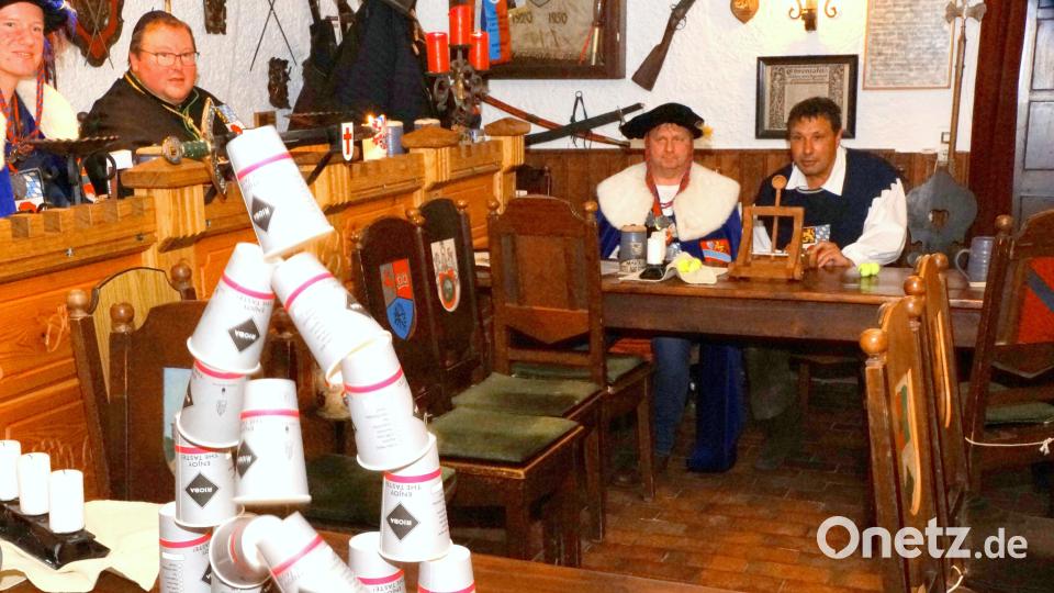Das Turney mit dem Tischkatapult: Hier versucht Großmeyster Werner von Podwils sein Trefferglück. Bild: bkr