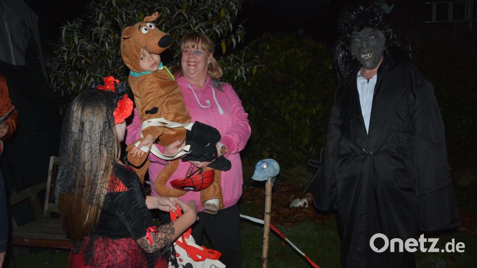 Wolfgang Fleischer (rechts), der sich dem Anlass entsprechend verkleidet hatte, teilte Süßigkeiten an die Besucher aus. Viele Kinder und auch einige Erwachsene hatten sich kostümiert oder geschminkt. Bild: jr