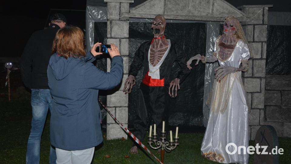 Fleißig zückten die Besucher ihre Handys, um die zahlreichen im Garten aufgebauten Gruselgestalten auf Fotos festzuhalten. Bild: jr