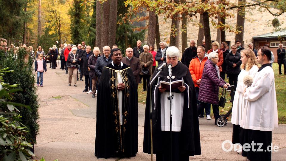 Die Pfarrer Thomas Jeschner, St. Elisabeth, und Celestine Thazhuppil, Maria Waldrast, halten die Gedenkfeier zu Allerheiligen vor dem großen Friedhofskreuz auf dem Waldfriedhof in Weiden. Bild: R. Kreuzer