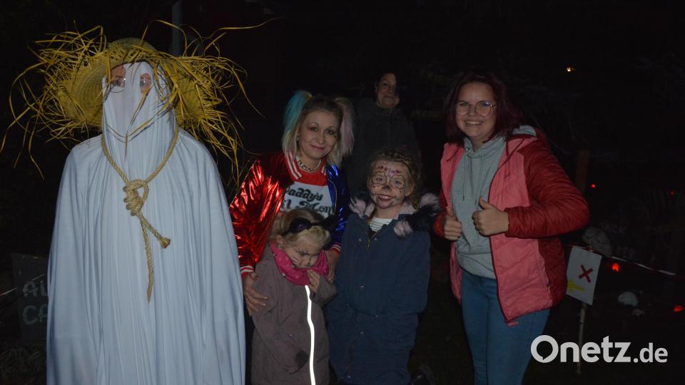 In der Halloween-Landschaft „Am Sieglrang“ in Mitterteich gab es viel zu entdecken. Mehrere Hundert Besucher schauten im Laufe des Abends vorbei. Bild: jr